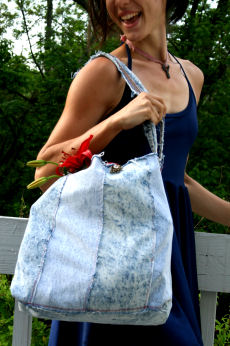 DIY Market Bag Made from Old JeansThis DIY market bag does double duty: recycles old denim and reduces your single use plastic consumption!