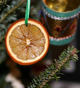 dehydrated orange slice ornament from One Part Sunshine