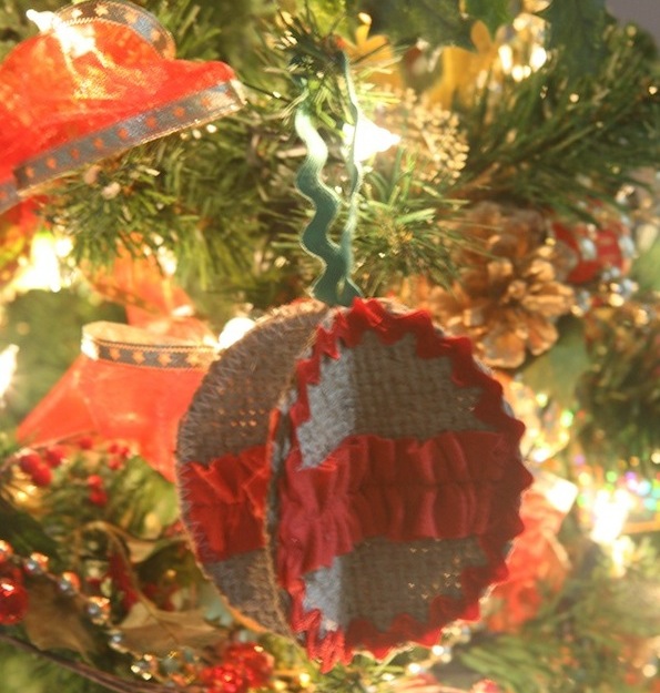 DIY Christmas Ornaments: Burlap Ornament Ball