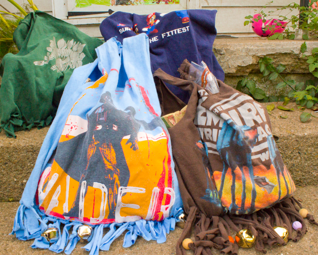 no-sew grocery bags made from upcycled T-shirts