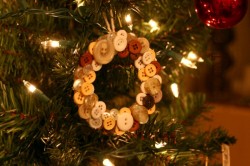 DIY Christmas Ornaments: Button Wreath