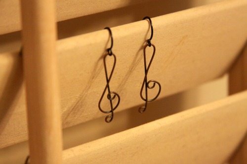 hang-earrings-on-shutter