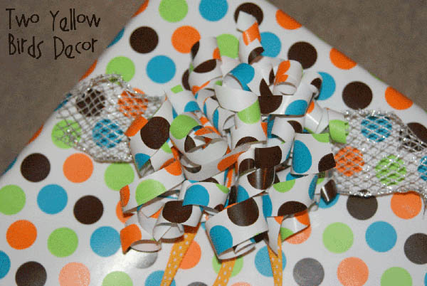 10 Wrapping Paper Crafts: Curly Gift Bow
